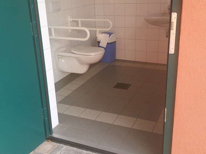 Türschwelle Öffentliches Behinderten WC Kulturscheune
