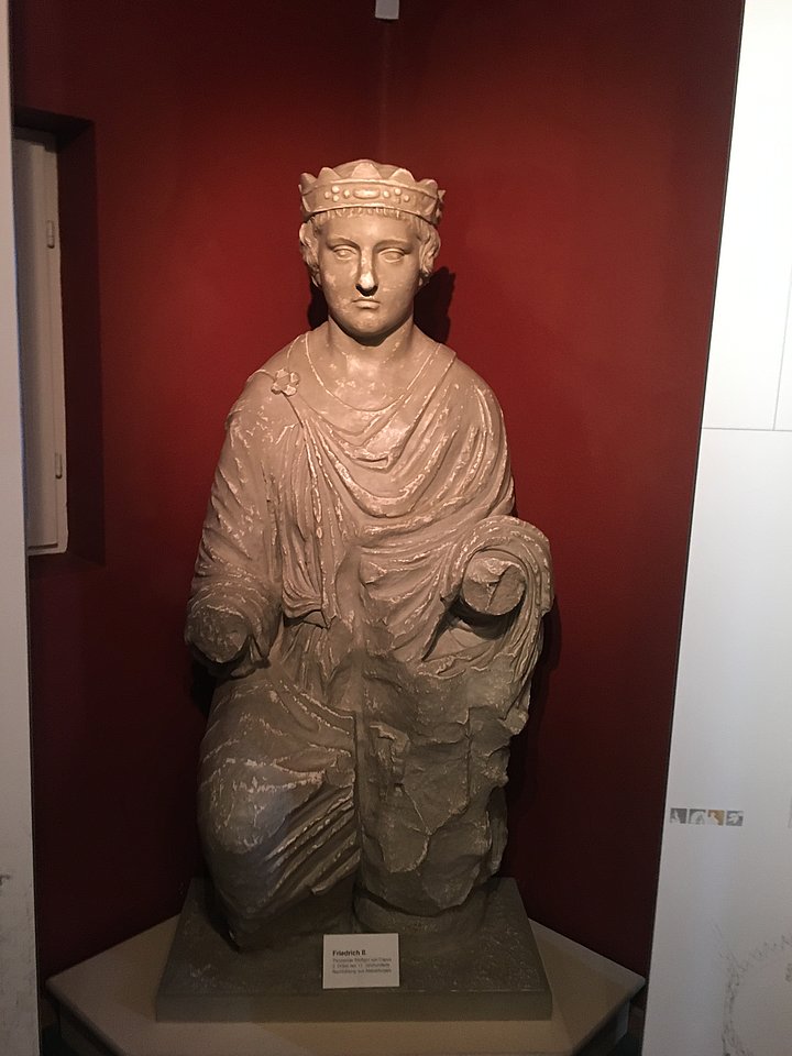 Statue Friedrich II. Museum unterm Trifels