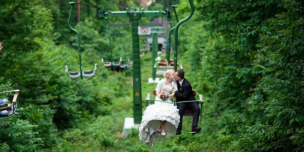 Ein Brautpaar genießt den Ausblick von der Rietburgbahn