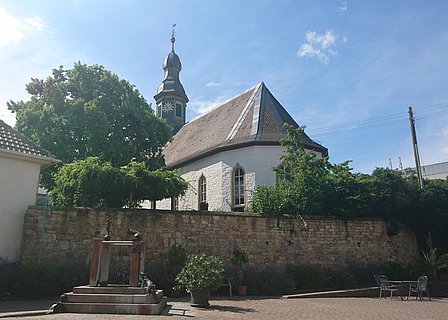 Dorfplatz und Kirche in Böchingen