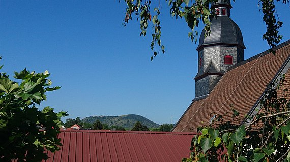 Blick über die Kirche zur Madenburg
